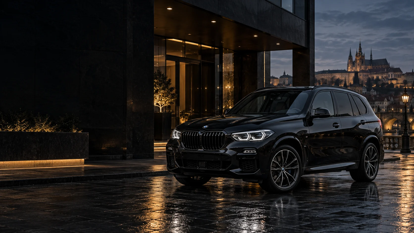 BMW X5 před osvětlenou moderní budovou